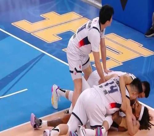 鲁媒名记忍不了，连发5条动态，盛赞山东绝杀强敌，直接点名3个人