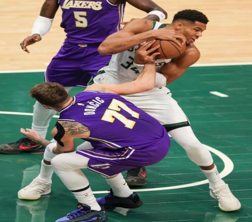 不躲了！湖人半场5261雄鹿，看数据：他是头号罪人！