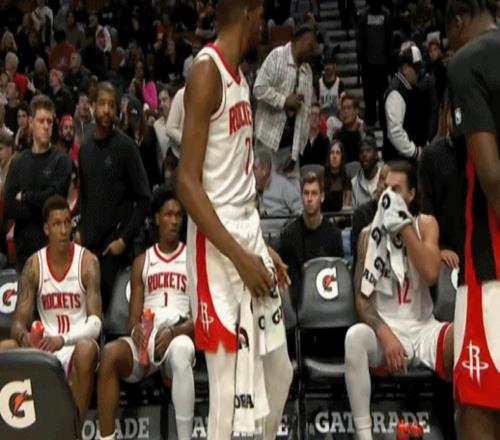 心态崩了怒摔水瓶！末节杜兰特6中3得7分&火箭其他人20中2得6分