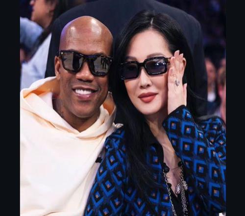 马布里携妻子观战尼克斯晒照发文:爱不再是感觉而是呼吸的空气