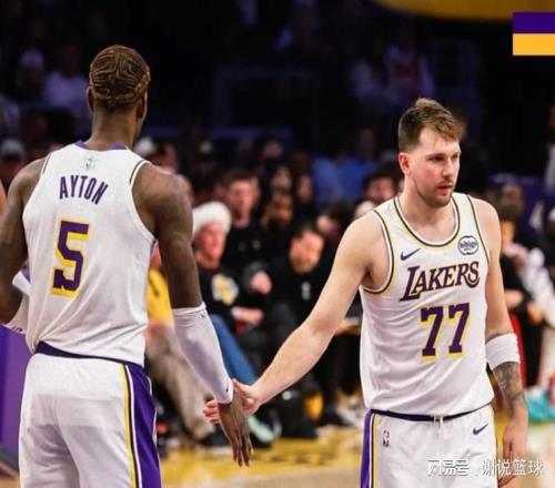 詹姆斯燃尽也带不动湖人，东契奇场上副作用，两角色球员足够给力