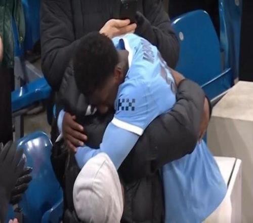 同样首秀破门，曼城17岁前锋麦卡杜斩获一线队生涯首球