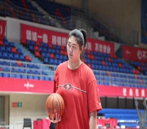 女篮2米26米天才首次0得分，遭侯冰弃用，宫鲁鸣还敢征召她吗