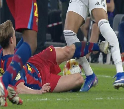 德容是第65位西班牙国家德比染红球员，其中巴萨29人皇马36人