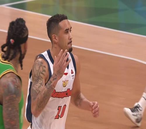 打上海队复出麦考尔正式满血复活,保送广东队躺进总决赛!