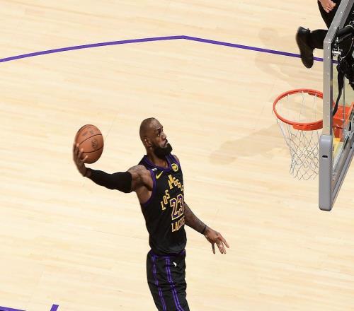 泪目！41岁詹皇轰31+9+10：霸气战斧劈扣，伤病挡不住他