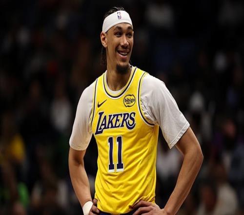 看起来与两大核心的兼容度非常高但湖人替补中锋毕竟能力有限啊