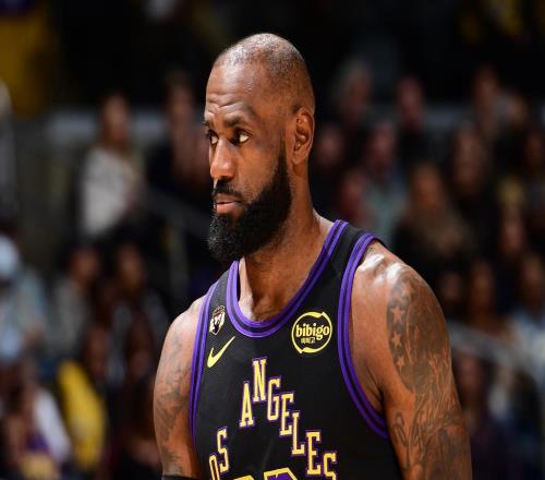 仅差1篮板又刷纪录！41岁詹皇31+10+9结束三连败末节12分真猛