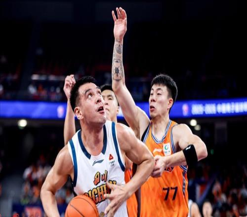 场均2分！男篮国手转会失败，4场比赛被弃用，待遇不如张镇麟