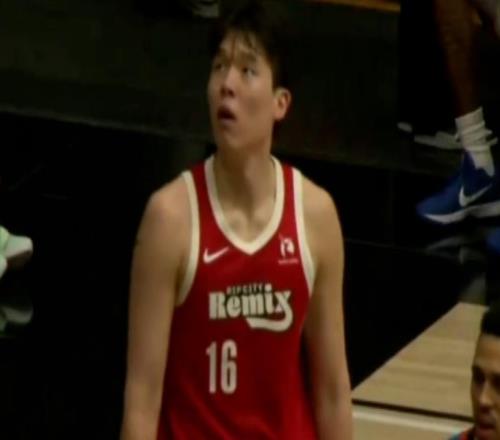 背靠背轰下22分7篮板！杨瀚森创生涯得分新高，率队大胜