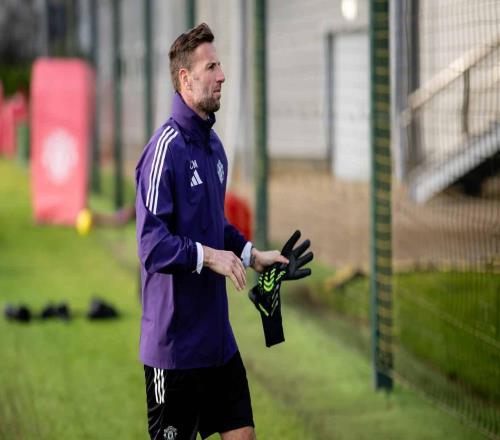 卡里克执教曼联首堂训练课图集：教练团队成员亮相