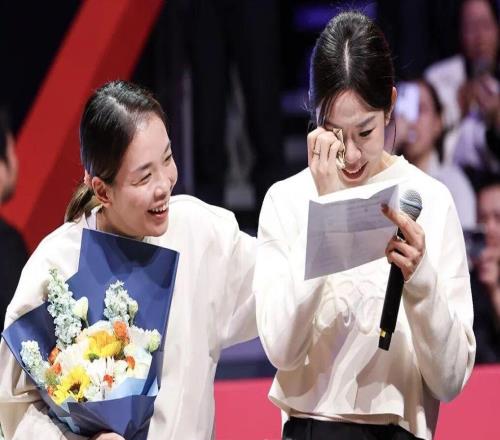 杭州总决赛收官2025：“凤凰”登顶功勋四将退役感动全场