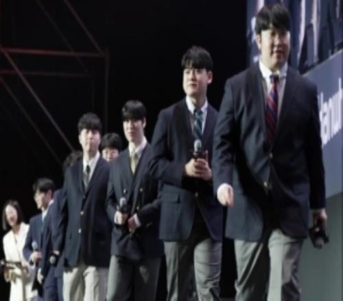 HLE分享队员粉丝见面会返图：HLE的绅士们