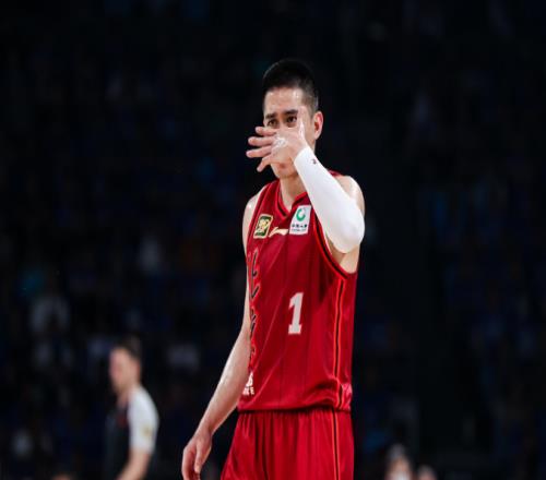 北京男篮遭遇伤病侵袭：陈盈骏鼻骨骨折或效仿孙铭徽戴面具
