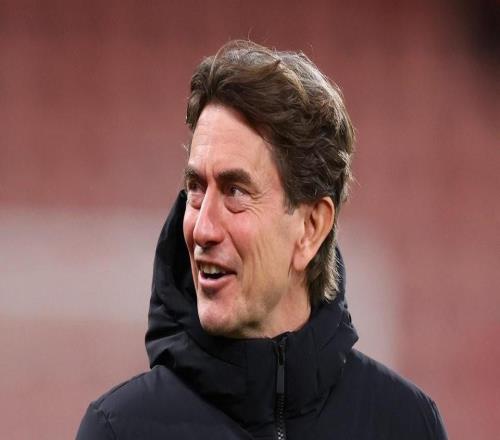 咋回事热刺主帅弗兰克赛前拿着印有阿森纳队徽的杯子