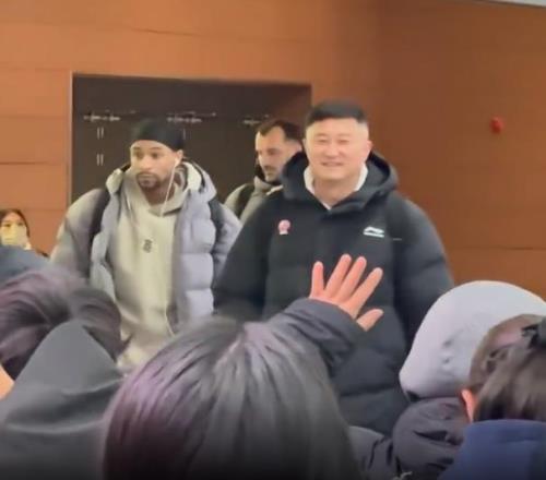魔法攻击！辽篮球迷机场对着杜锋喊口号后者微笑回应