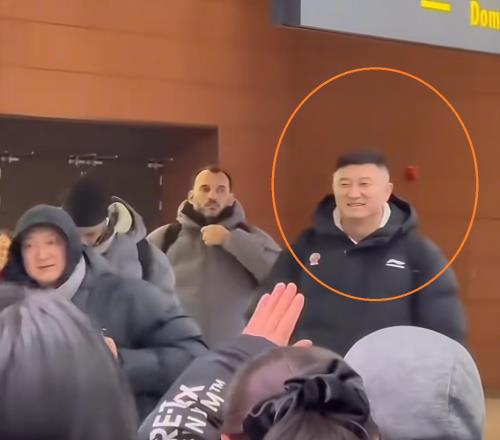 有趣！大量辽宁球迷迎接广东队，不断喊口号杜锋回应太温馨