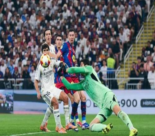 32！巴萨击败皇马，捧起超级杯冠军！德容飞铲姆巴佩，吃到红牌