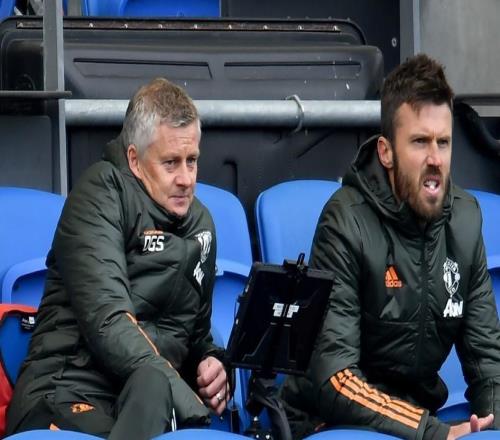 记者：曼联高层有些人支持索帅二进宫，但有人认为是倒退