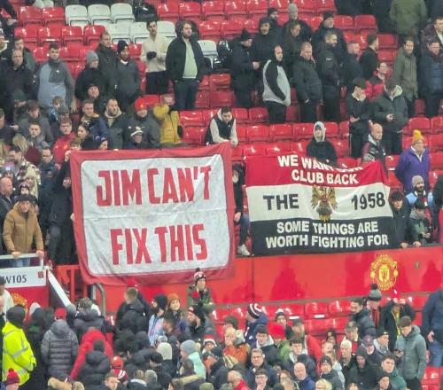 足总杯被淘汰，现场曼联球迷打出横幅：吉姆解决不了这个问题