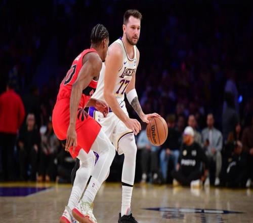 狂轰74+19+15！湖人三巨头爆发，詹姆斯历史第一神迹，艾顿10中10