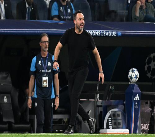 德泽尔比嫌媒体不好，斯蒂尔却感觉受欢迎，这就是教练的无奈_英超直播