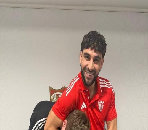 为旧梗“寻人”，塞维新援莫派晒照回应曾嘲讽他进球少的小编