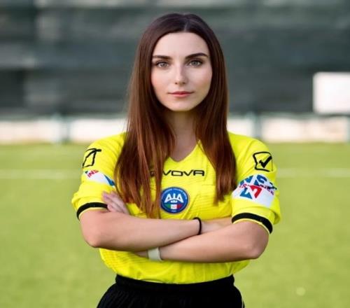 实力与美貌并存意大利低级别联赛23岁女边裁引发关注_意甲直播