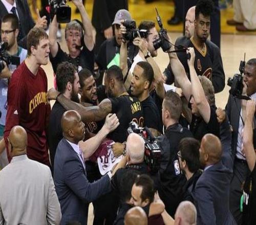 詹姆斯：骑士冠军队的群聊依然活跃有计划十年重聚纪念