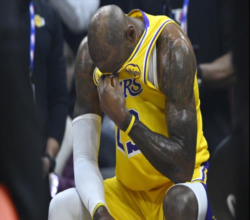 湖人惨败骑士！詹姆斯进入离队倒计时落叶归根是三方受益的结局