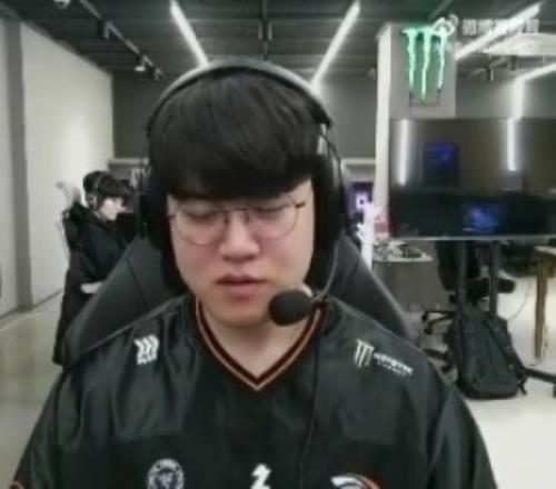 双C有人没得吃！Zeka自称很饿Gumayusi：刚吃了两个汉堡很饱