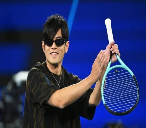 【多图回顾】澳网有自己的“全明星”：杰伦上演一动不动、辛纳阿卡观赛化身表情帝