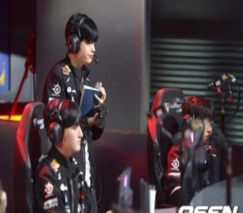 T1教练Tom：团队氛围非常好，选手之间可以自由地交流各种意见