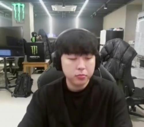 Kanavi：直播留言有一半都是中文啊，那我用中文谢谢中国粉丝吧