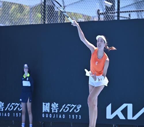 又美又能打！王欣瑜澳网20晋级：中国莎娃进化，霸气轰10记ACE