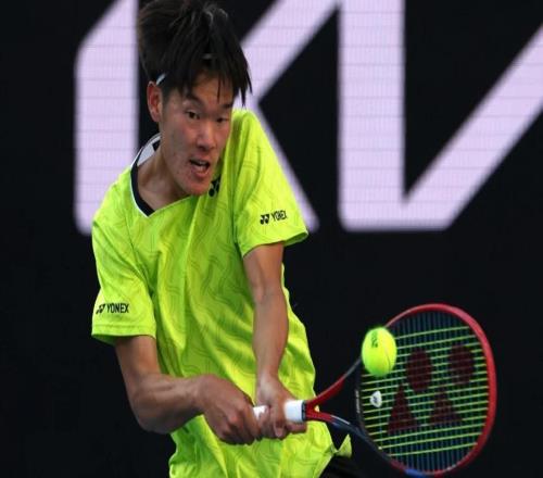 美国华裔黑马伤退无缘挑战阿卡，要拿澳网冠军的15岁中国少女夺冠