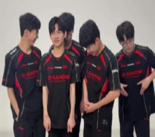 JDG分享选手拍摄花絮：调皮的小徐晕碳的小灿