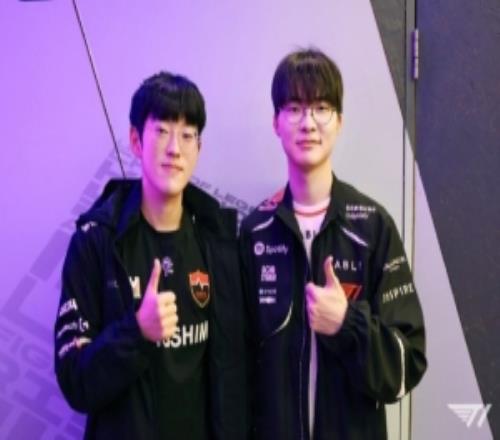 T1官方分享LCK季前赛选手返图：T1全员到齐